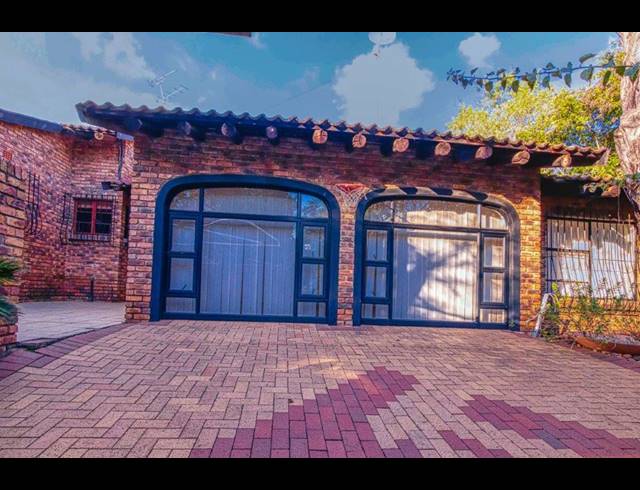 7 BEDROOM FREEHOLD TO LET IN BRYANSTON